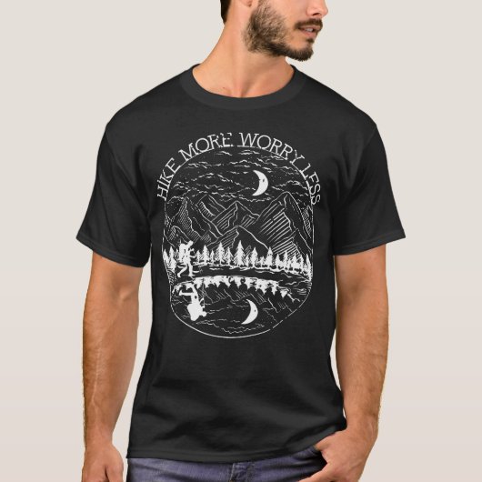 楽しくハイキング、気軽にリラックス 面白い山の自然旅行 Tシャツ (正面)