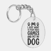 楽しくビデオゲームをして犬を撫でたい キーホルダー (正面左)