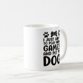 楽しくビデオゲームをして犬を撫でたい コーヒーマグカップ (正面右)