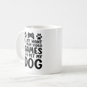 楽しくビデオゲームをして犬を撫でたい コーヒーマグカップ (正面左)