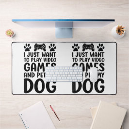 楽しくビデオゲームをして犬を撫でたい デスクマット