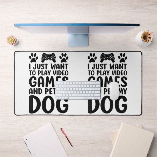 楽しくビデオゲームをして犬を撫でたい デスクマット (オフィス1)