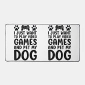 楽しくビデオゲームをして犬を撫でたい デスクマット (正面)