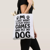 楽しくビデオゲームをして犬を撫でたい トートバッグ (クローズアップ)