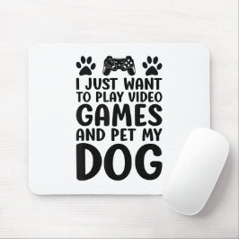 楽しくビデオゲームをして犬を撫でたい マウスパッド