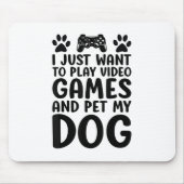 楽しくビデオゲームをして犬を撫でたい マウスパッド (正面)