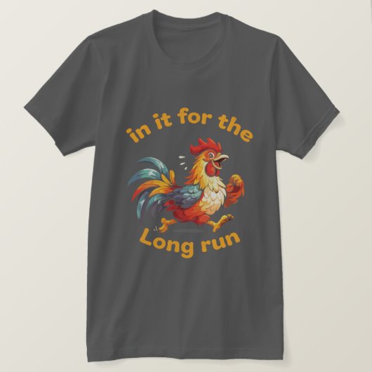 楽しく走るニワトリ – 長い目で見よう Tシャツ (デザイン正面)