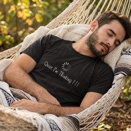 楽しく静かに考え中 ホワイトタイポグラフィ Tシャツ