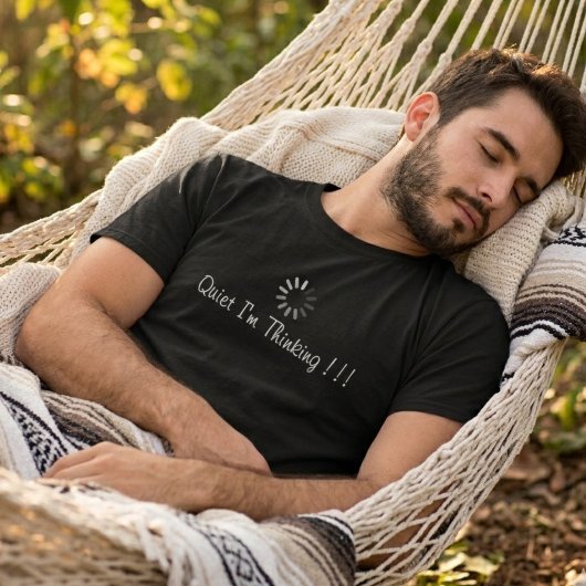 楽しく静かに考え中 ホワイトタイポグラフィ Tシャツ