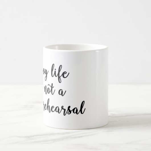 楽しむな生命それは舞台稽古のマグではないです コーヒーマグカップ (中央)
