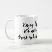 楽しむな生命それは舞台稽古のマグではないです コーヒーマグカップ (左)