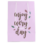 楽しむ毎日の羽のモチベーション文字 ミディアムペーパーバッグ (裏面)