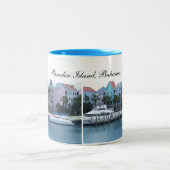 楽園の島のバハマのカラフルの建物 ツートーンマグカップ (中央)