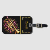 楽譜に囲まれたピンクのトランペット ラゲッジタグ (正面横)