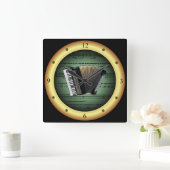 楽譜のアコーディオン～金ゴールド背景の緑～ スクエア壁時計 (ホーム)