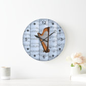 楽譜をハープ転が~ブルーティント背景~ ラージ壁時計 (ホーム)