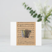 楽譜背景を含むアコーディオン ポストカード (スタンド正面)