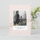 楽譜 ブラシ スクリプト ピンク フォト 卒業 招待状 (スタンド正面)