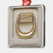 概要のHoremhebシールが付いているリング メタルオーナメント (左)