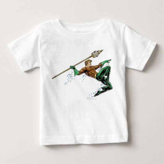 槍で突き出たアクアマン ベビーTシャツ (正面)