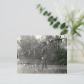 槍とウーメラの若いアボリジニの小屋 ポストカード (スタンド正面)