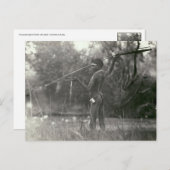 槍とウーメラの若いアボリジニの小屋 ポストカード (正面/裏面)