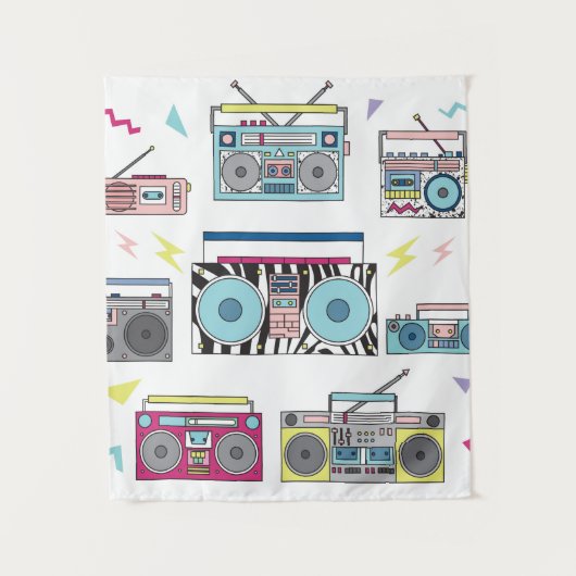 様々なヴィンテージカセットプレーヤーのセット。レトロ80 タペストリー (正面)