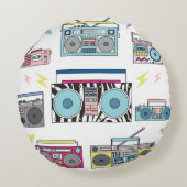 様々なヴィンテージカセットプレーヤーのセット。レトロ80 ラウンドクッション (裏面)