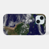 様々な熱帯低気圧が発生している地球 iPhone 15ケース (裏面横)