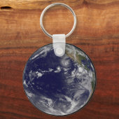 様々な熱帯嵐を示す完全な地球。 キーホルダー (裏面)