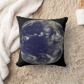 様々な熱帯嵐を示す完全な地球。 クッション (ブランケット)