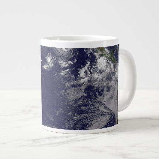様々な熱帯嵐を示す完全な地球。 ジャンボコーヒーマグカップ (正面右)