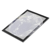 様々な熱帯嵐を示す完全な地球。 ノートパッド (アングル)