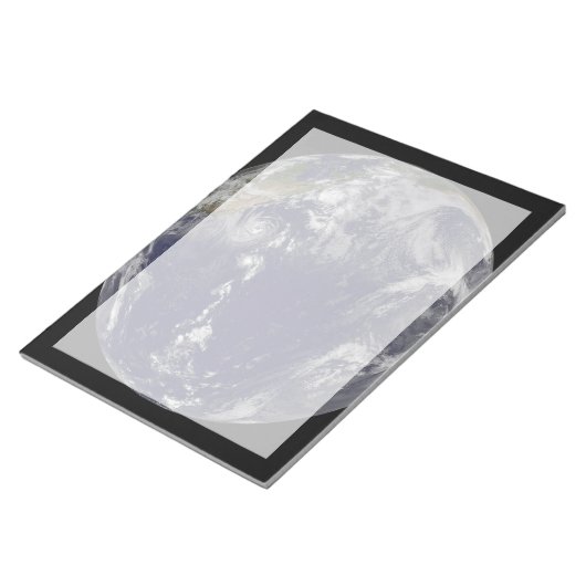 様々な熱帯嵐を示す完全な地球。 ノートパッド (アングル)