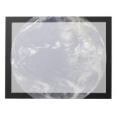 様々な熱帯嵐を示す完全な地球。 ノートパッド (正面)