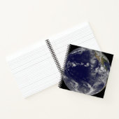 様々な熱帯嵐を示す完全な地球。 ノートブック (内部)