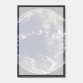 様々な熱帯嵐を示す完全な地球。 ポストイット (正面)