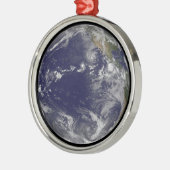 様々な熱帯嵐を示す完全な地球。 メタルオーナメント (左)