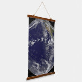 様々な熱帯嵐を示す完全な地球。 吊り下げ型タペストリー (傾斜あり)