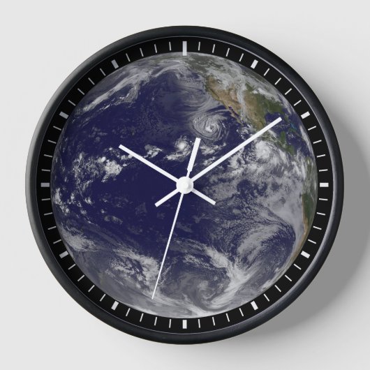 様々な熱帯嵐を示す完全な地球。 壁時計 (正面)