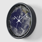 様々な熱帯嵐を示す完全な地球。 壁時計 (傾斜)