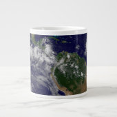 様々な熱帯雨系を示す全地球。 ジャンボコーヒーマグカップ (正面)