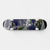 様々な熱帯雨系を示す全地球。 スケートボード (横)