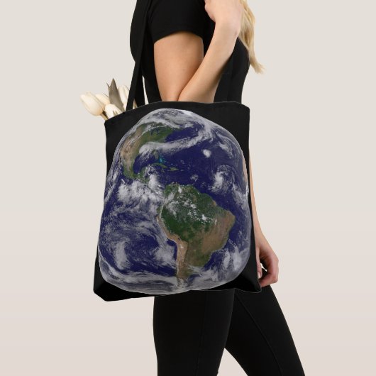 様々な熱帯雨系を示す全地球。 トートバッグ (クローズアップ)