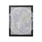 様々な熱帯雨系を示す全地球。 ノートパッド (回転)