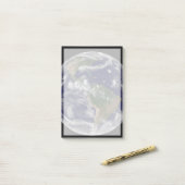 様々な熱帯雨系を示す全地球。 ポストイット (デスク上)