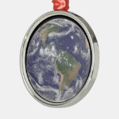 様々な熱帯雨系を示す全地球。 メタルオーナメント (左)