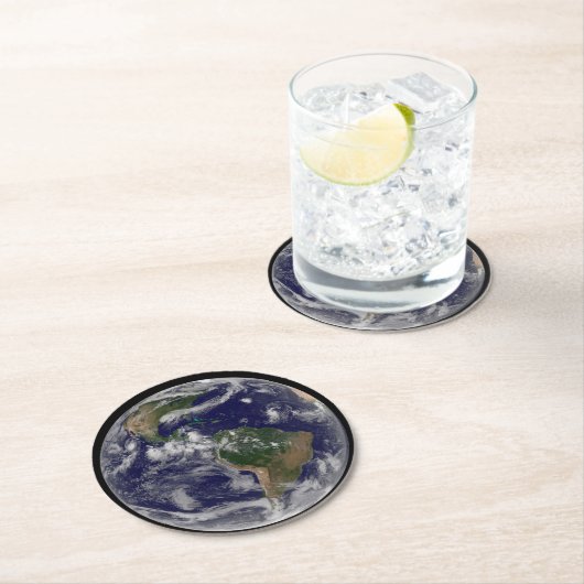 様々な熱帯雨系を示す全地球。 ラウンドペーパーコースター (インサイチュ)