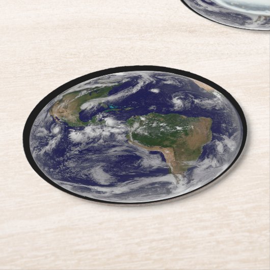 様々な熱帯雨系を示す全地球。 ラウンドペーパーコースター (アングル)