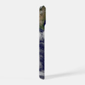 様々な熱帯雨系を示す全地球。 iPhone 15ケース (右側面)